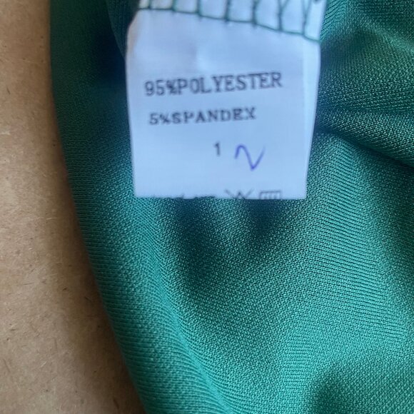 Vintage-Inspired Emerald Green Dress with Contrasting Trim - Picture 8 of 8